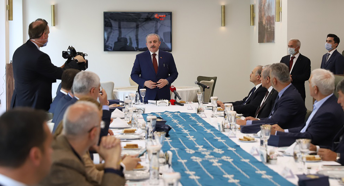  TBMM BAŞKANI ŞENTOP, BAŞKANLIK DİVANI ÜYELERİYLE 100. YIL BAHÇE LOKANTASI’NDA DÖNEM SONU YEMEĞİNDE BİR ARAYA GELDİ