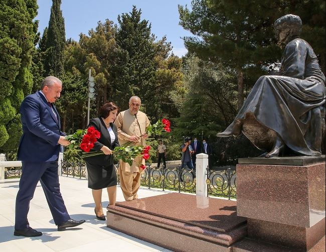  TBMM BAŞKANI ŞENTOP, BAKÜ’DE ALİYEV’İN MEZARINI VE ŞEHİTLİKLERİ ZİYARET ETTİ