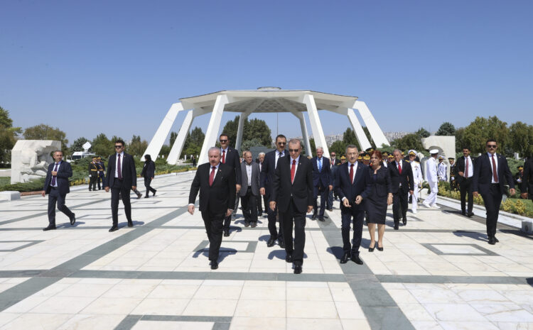  TBMM BAŞKANI ŞENTOP, 30 AĞUSTOS ZAFER BAYRAMI DOLAYISIYLA DEVLET MEZARLIĞI’NI ZİYARET ETTİ