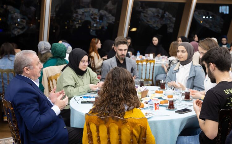  TBMM Başkanı Şentop, üniversiteli öğrenciler ile iftar programında bir araya geldi