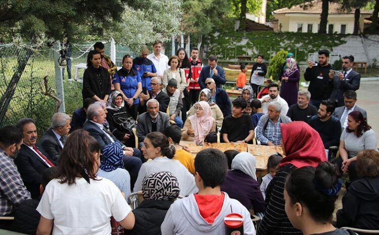  TBMM Başkanı Şentop, belediyenin konaklama kararına son verdiği depremzedeleri ziyaret etti